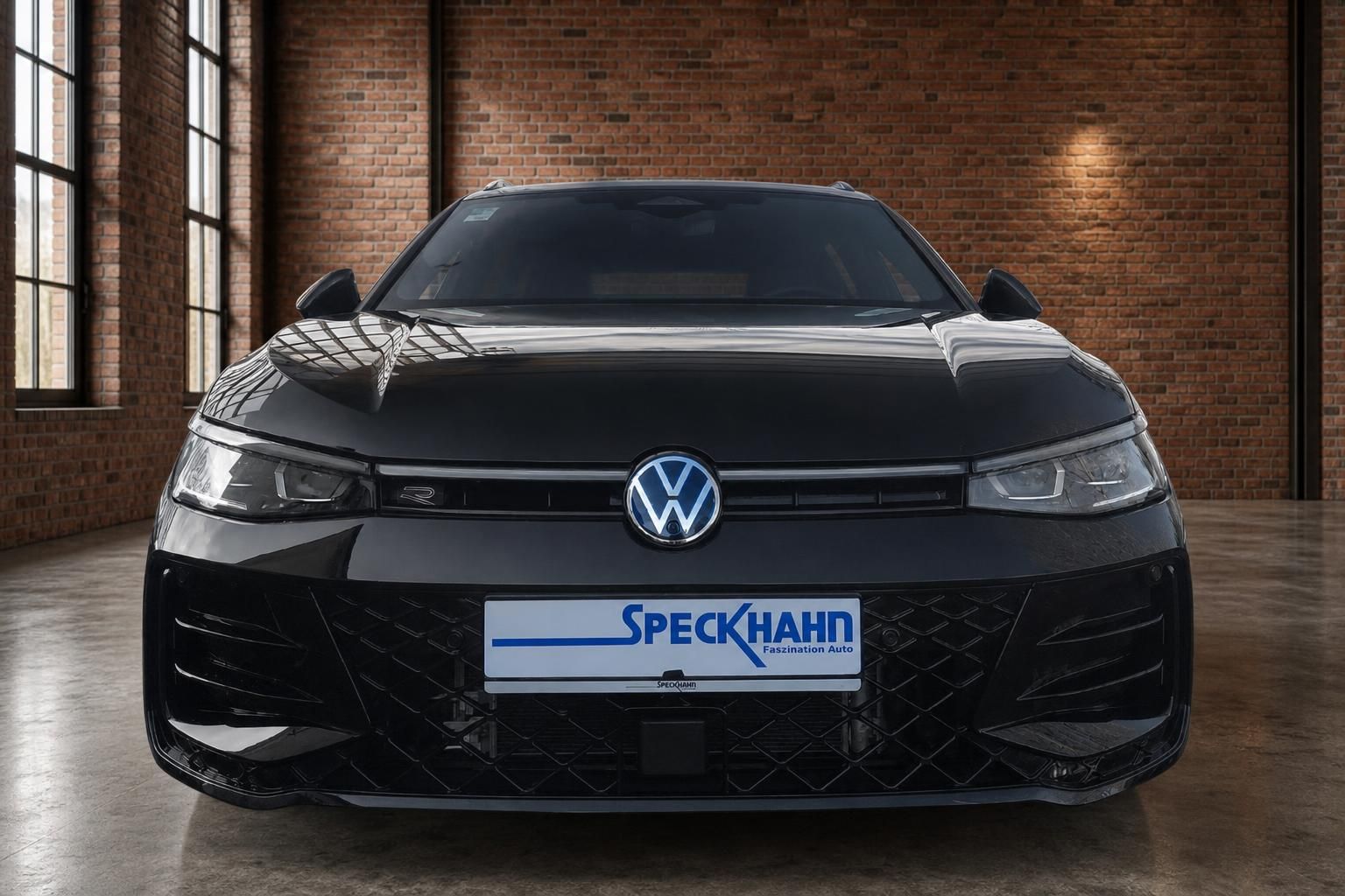 VW Golf R Frontansicht schwarz mit LED-Scheinwerfern in Showroom