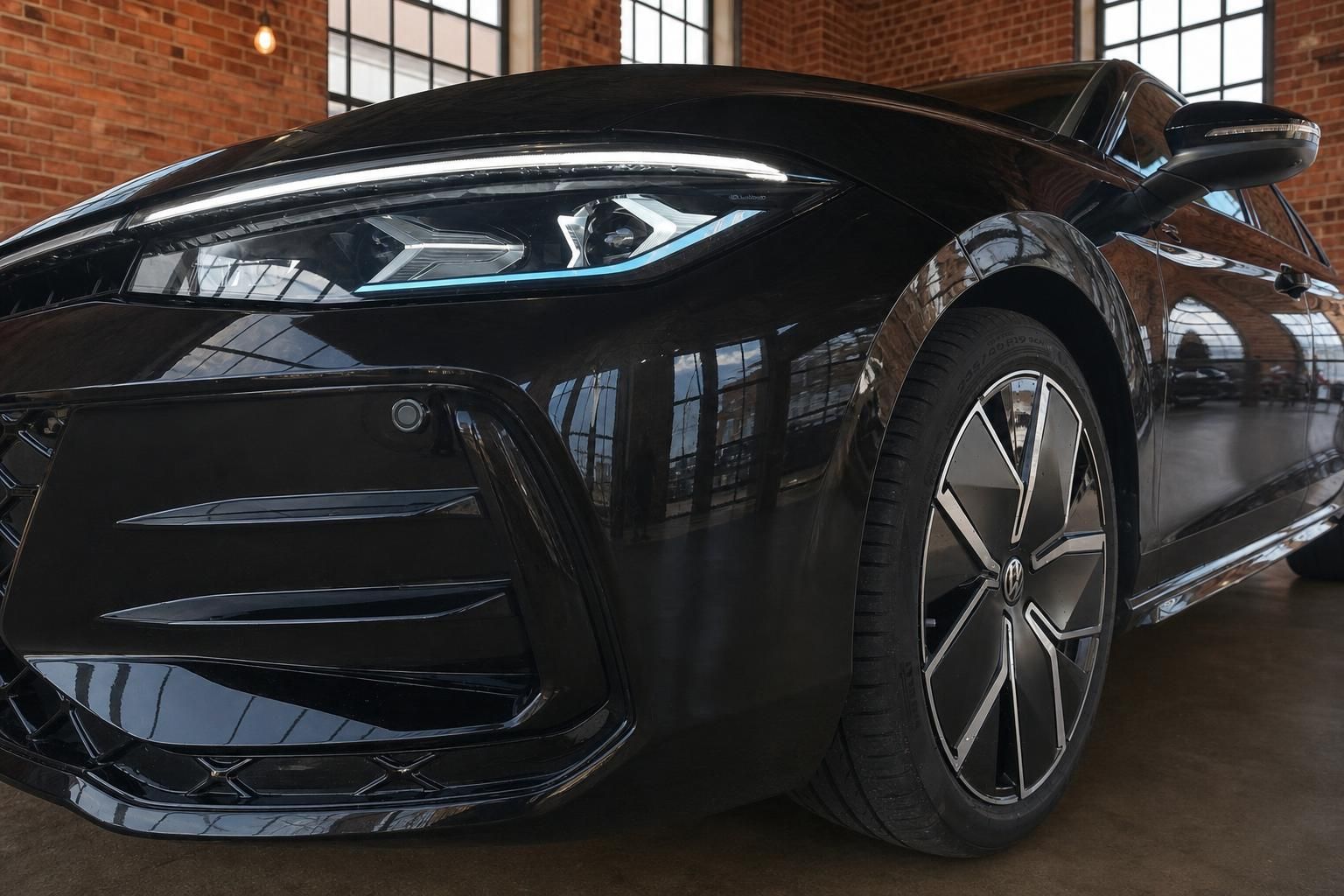 VW Golf schwarz Detailansicht Frontstossstange und Alufelge