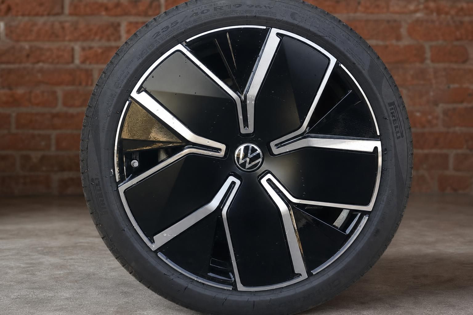 VW Alufelge schwarz mit Pirelli Reifen Nahaufnahme