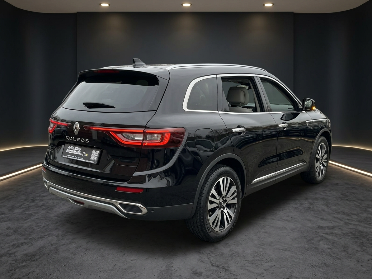 Schwarzer Renault Koleos SUV Heckansicht im Autohaus Showroom