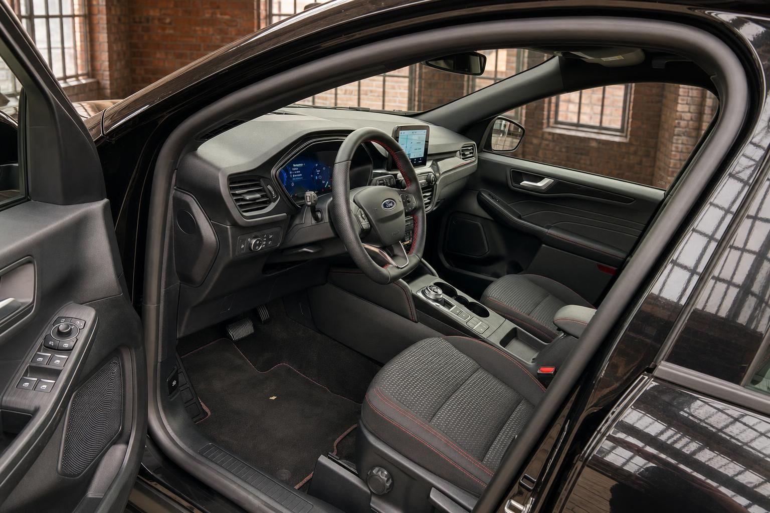 Ford Kuga Innenraum mit Cockpit, Lenkrad und Sportsitzen