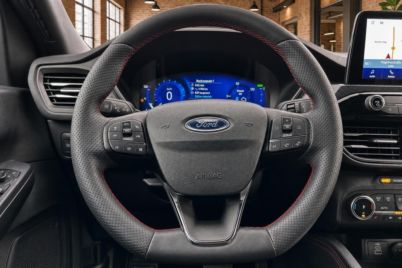 Ford Lenkrad Nahaufnahme mit Tacho und Navigationsdisplay