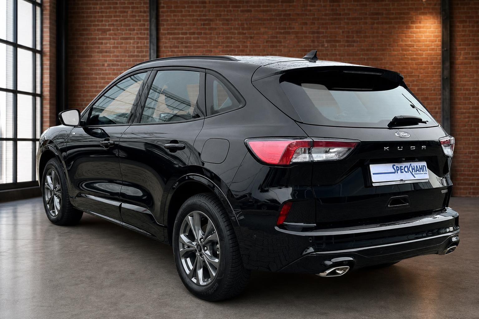Ford Kuga schwarz Seitenansicht von hinten im Autohaus