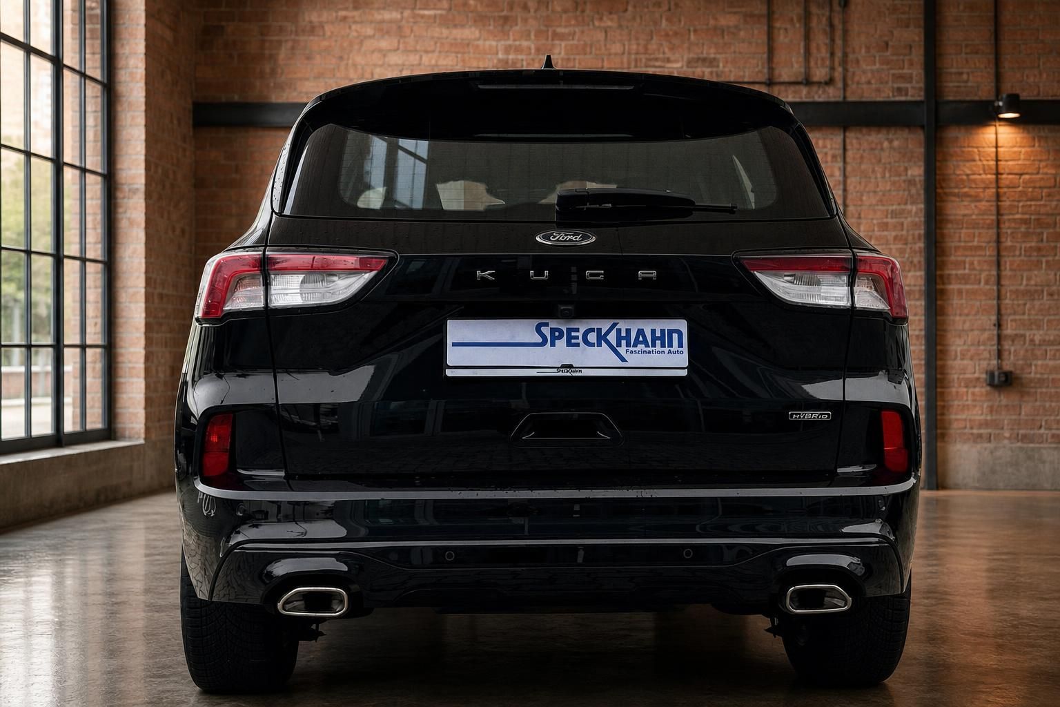 Ford Kuga Hybrid schwarz Heckansicht in moderner Fahrzeughalle