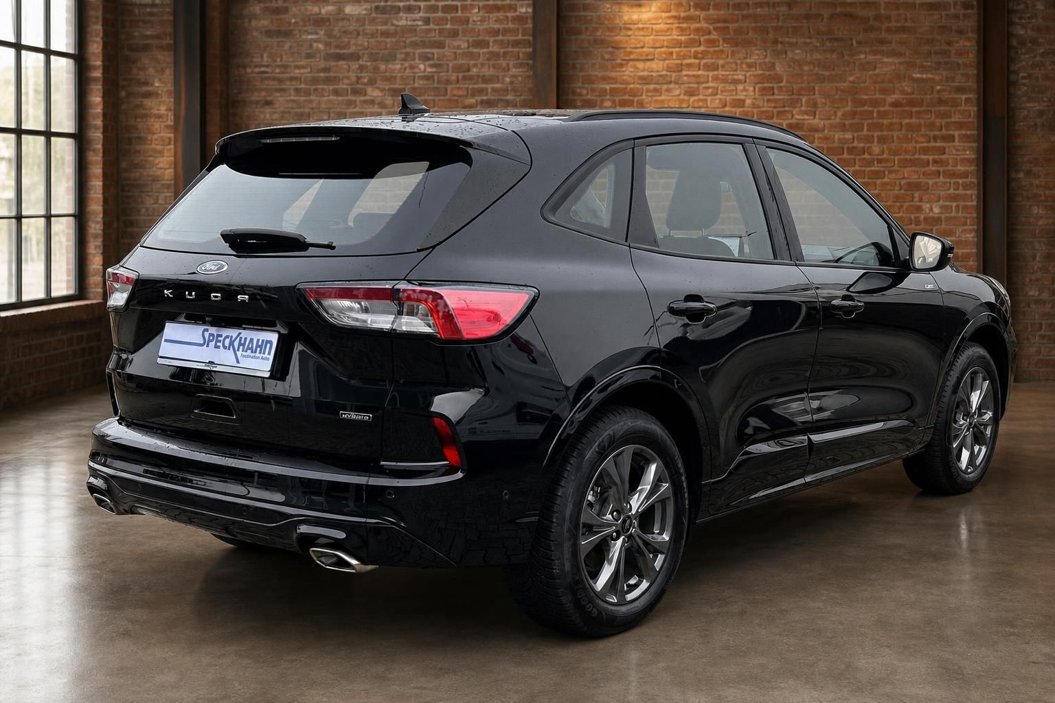 Ford Kuga schwarz Heck-Seitenansicht mit Alufelgen im Showroom