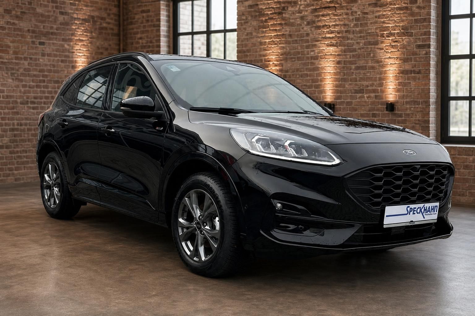 Ford Kuga schwarz Frontansicht schraeg im Showroom Speckhahn