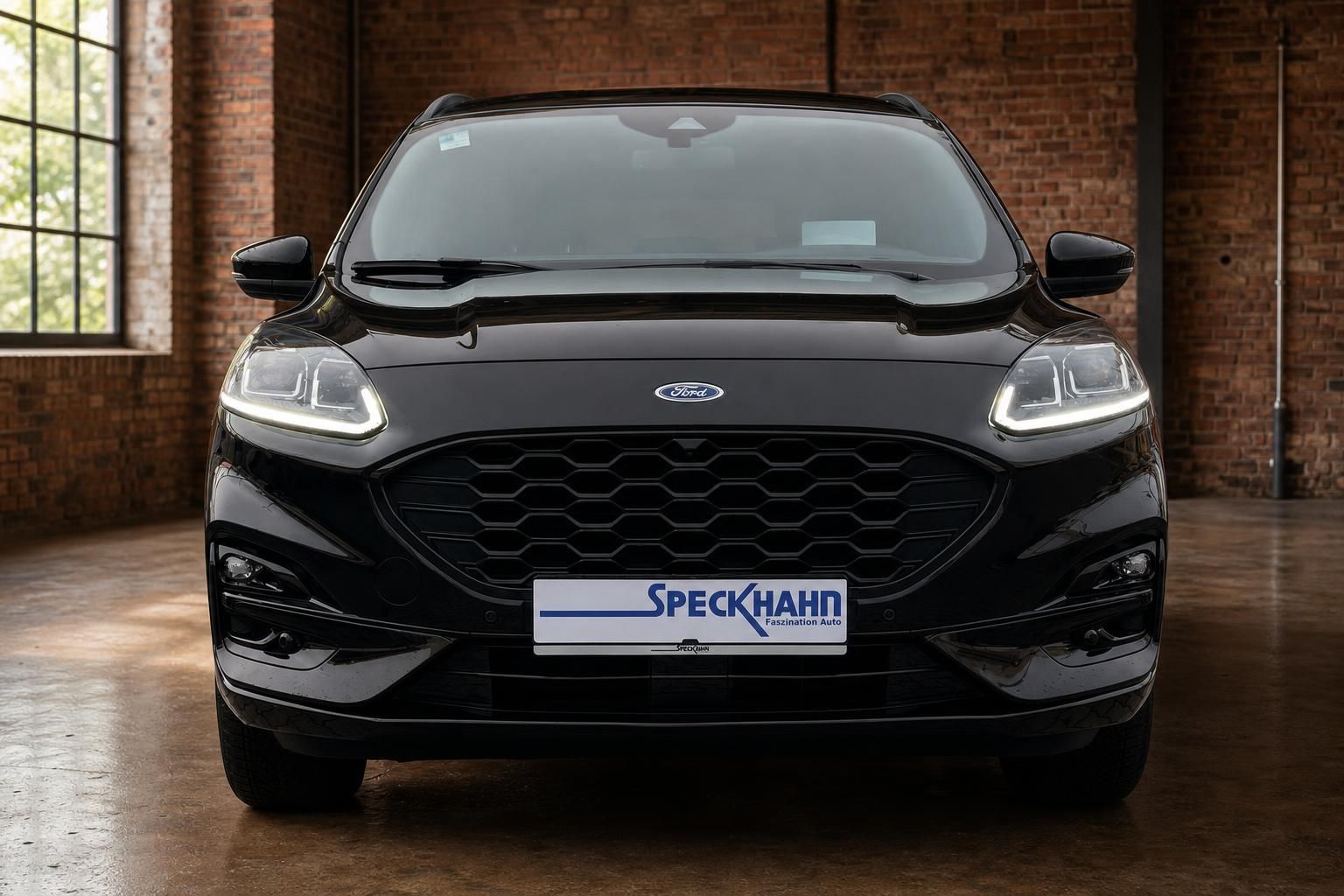 Ford Kuga schwarz Frontansicht mit LED-Scheinwerfern in Industriehalle