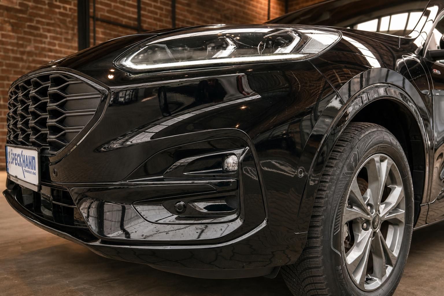 Ford Kuga schwarz Detailansicht Frontstoßstange und Leichtmetallfelge