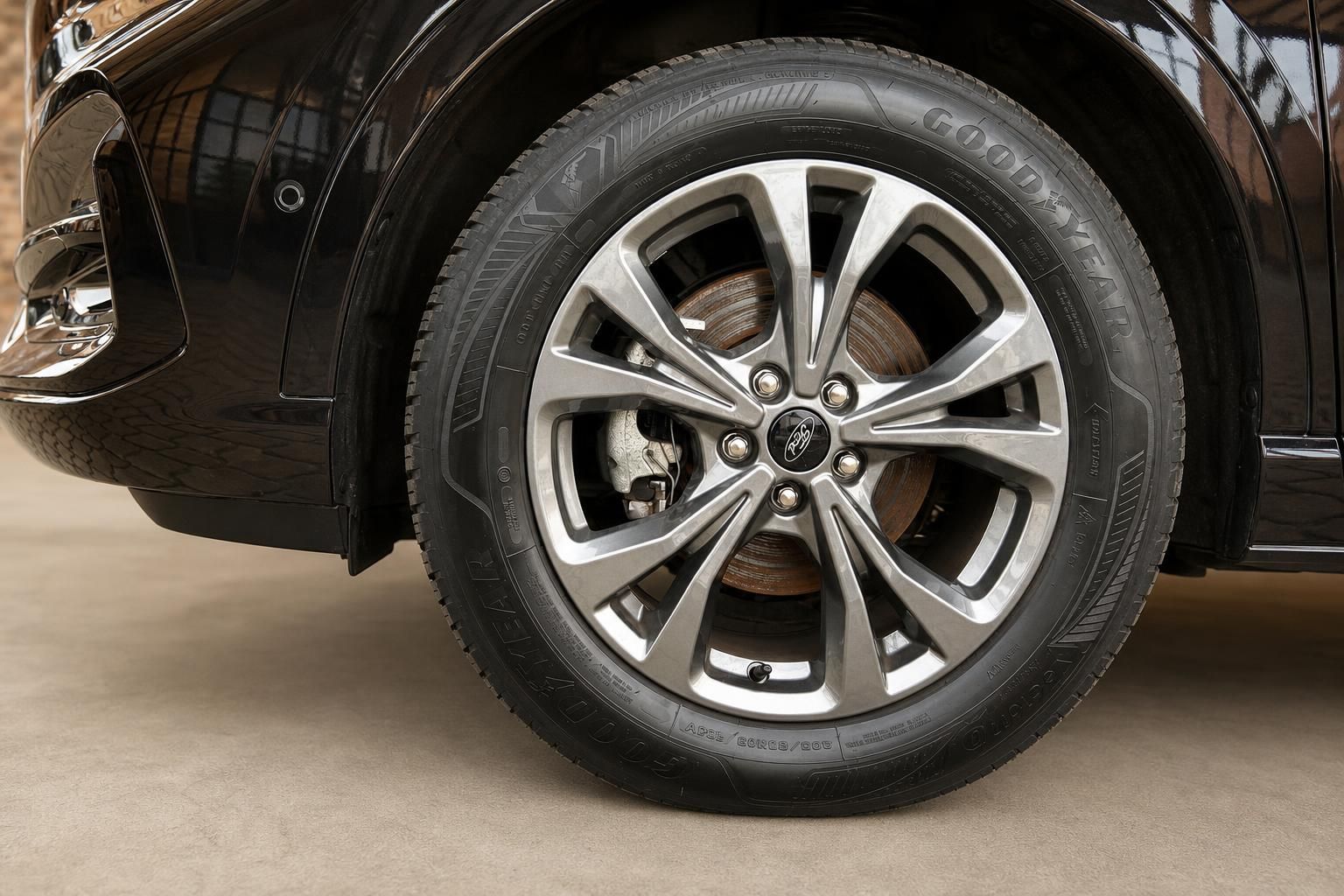 Ford Kuga Detailansicht Leichtmetallfelge mit Goodyear Reifen