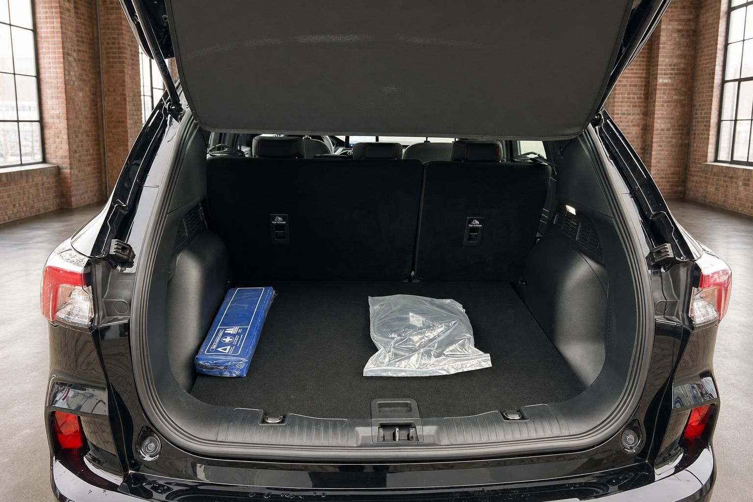 Ford Kuga Kofferraum offen mit viel Ladevolumen und Zubehör