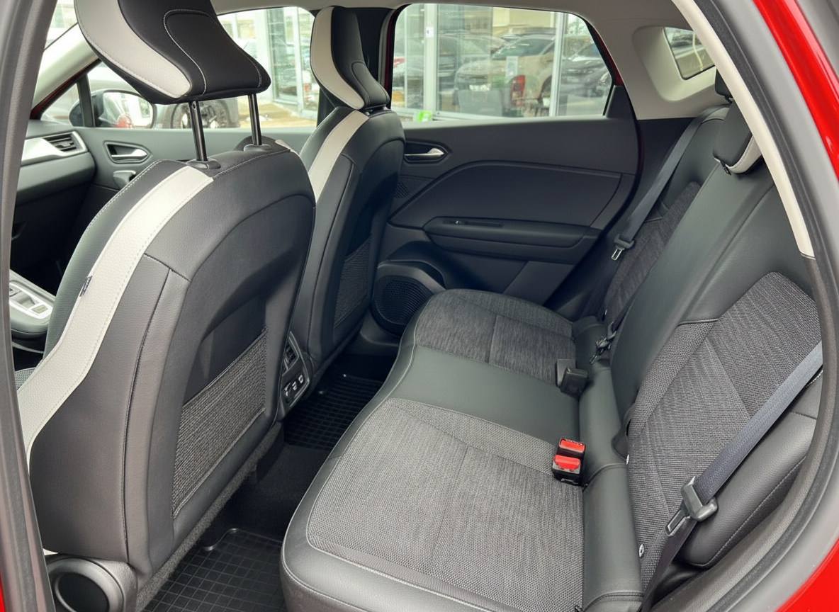 Roter SUV Innenraum Rücksitzbank mit schwarzem Stoff-Leder-Mix und Sicherheitsgurten