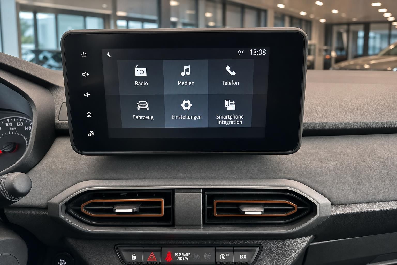 Modernes Infotainment-System mit Touchscreen Display im Fahrzeug-Innenraum