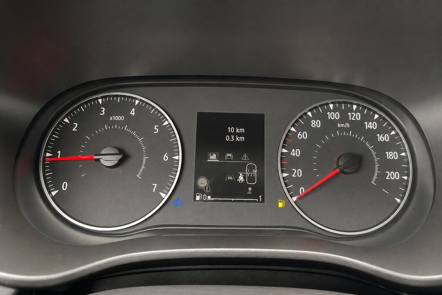 Dacia Fahrzeug Armaturenbrett mit Tachometer und Kilometerstand 10 km