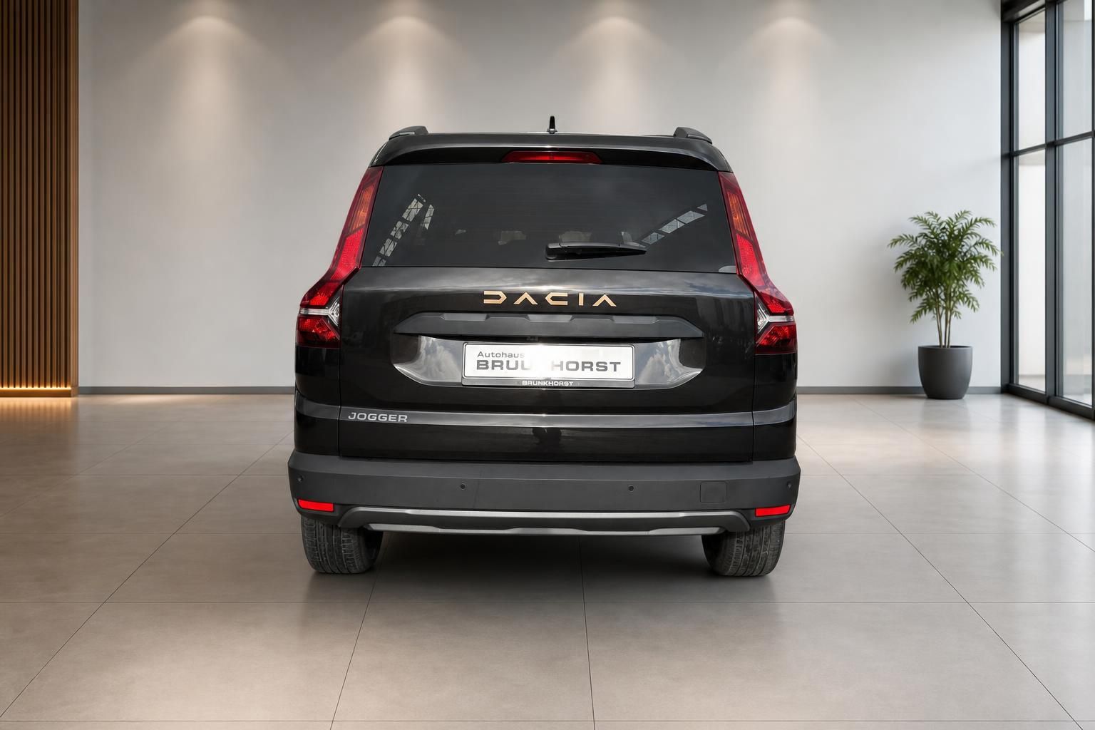 Dacia Jogger Heckansicht in schwarzer Lackierung mit DACIA Schriftzug und Autohaus Kennzeichen