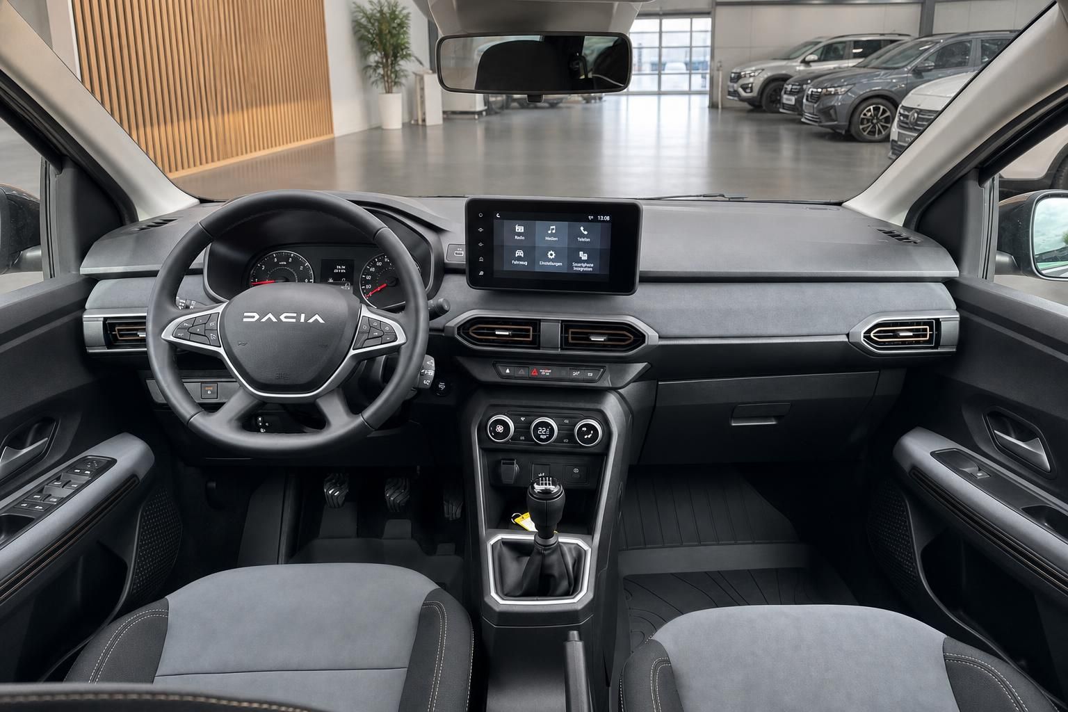 Dacia Innenraum Cockpit mit schwarzer Ausstattung, Touchscreen und Lederlenkrad