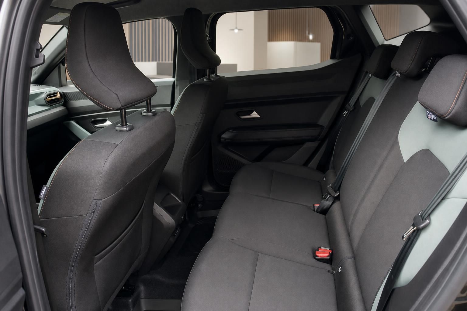 Rücksitzbank mit Isofix und Kopfstützen im Fahrzeuginnenraum