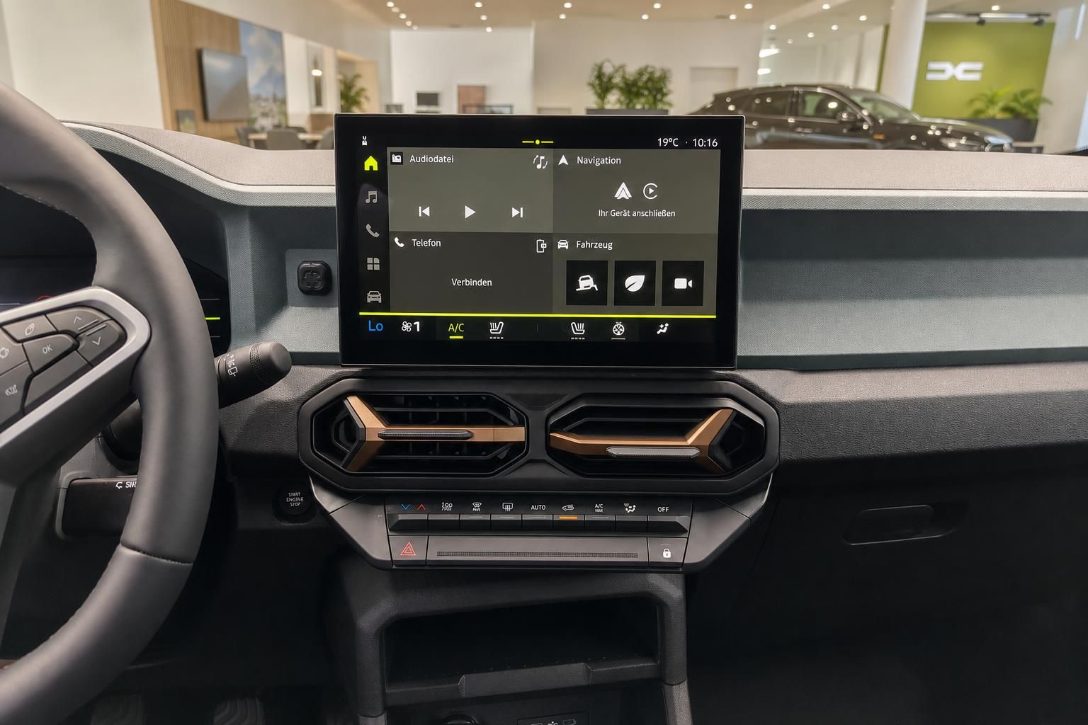 Infotainment-Touchscreen und Klimabedienung im Fahrzeug