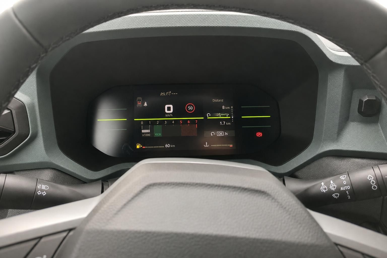 Digitales Kombiinstrument mit Tempolimit- und Distanzanzeige im Fahrzeug