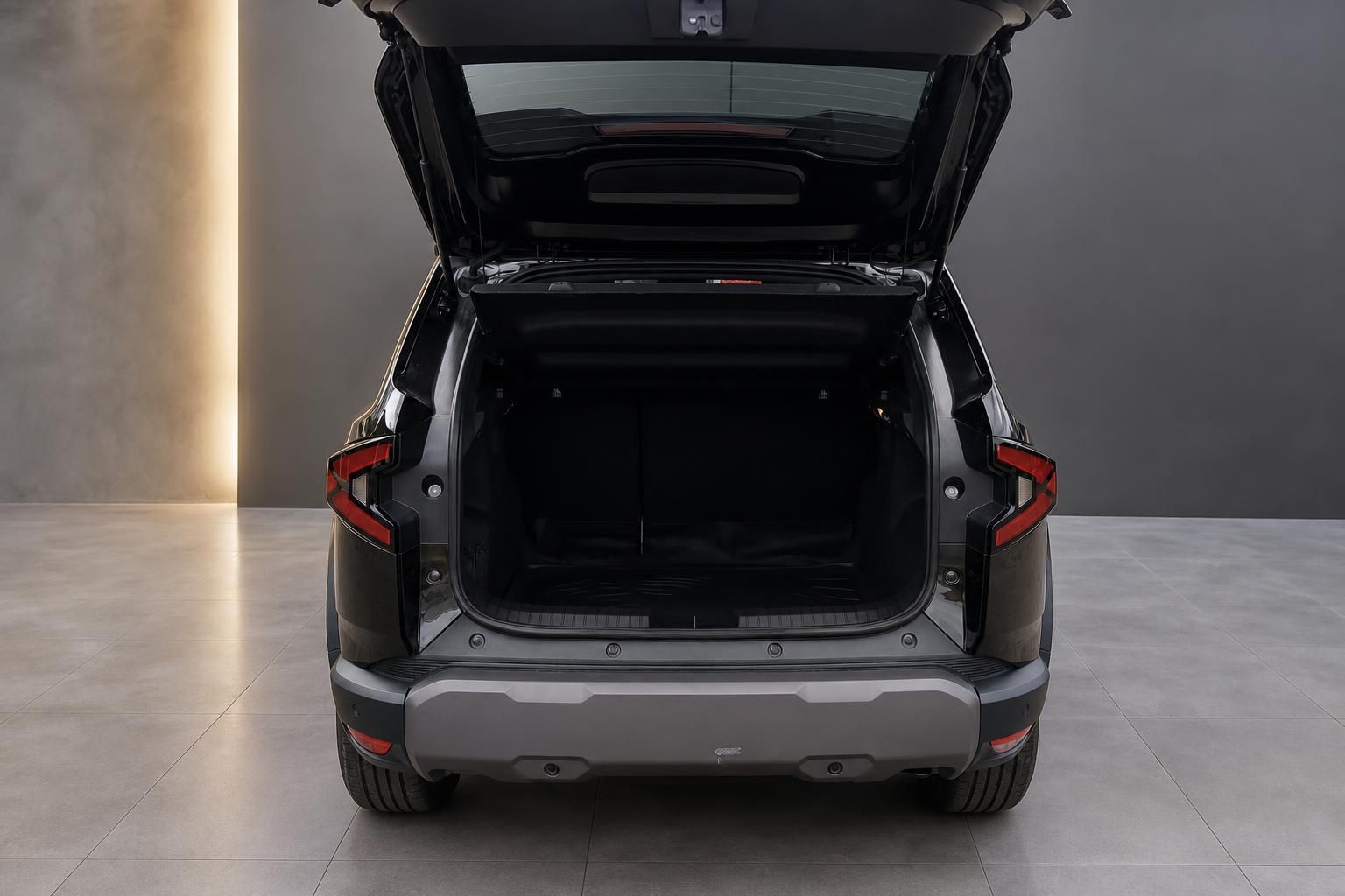 SUV von hinten mit geoeffneter Heckklappe und leerem Kofferraum