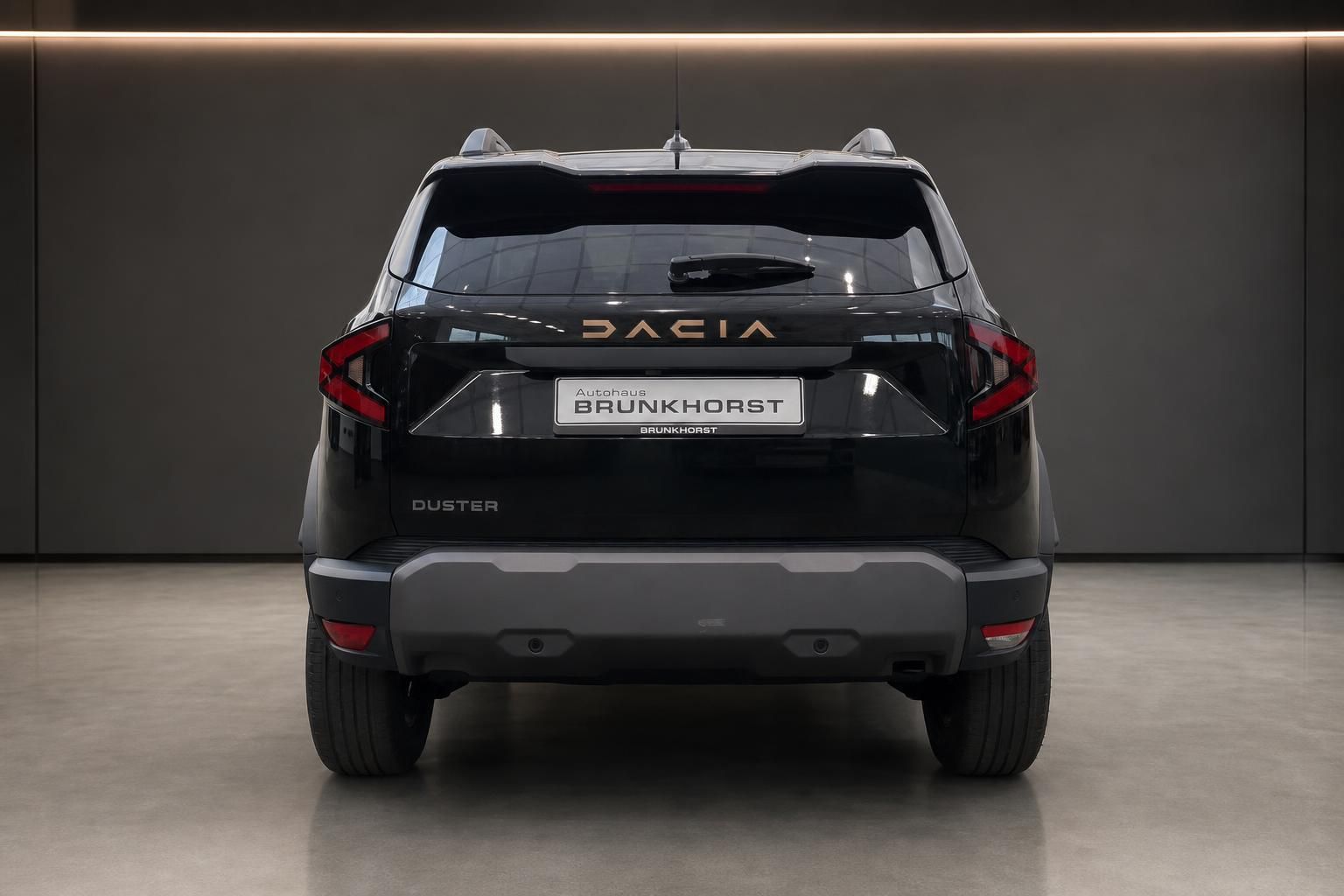 Dacia Duster schwarz Heckansicht im Autohaus Brunkhorst