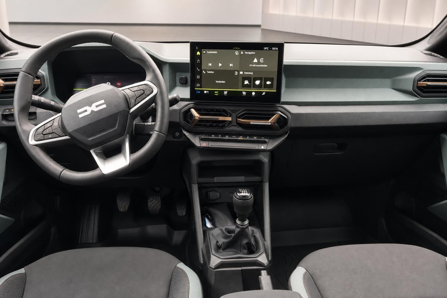 Dacia Cockpit mit Lenkrad und Touchscreen Infotainment