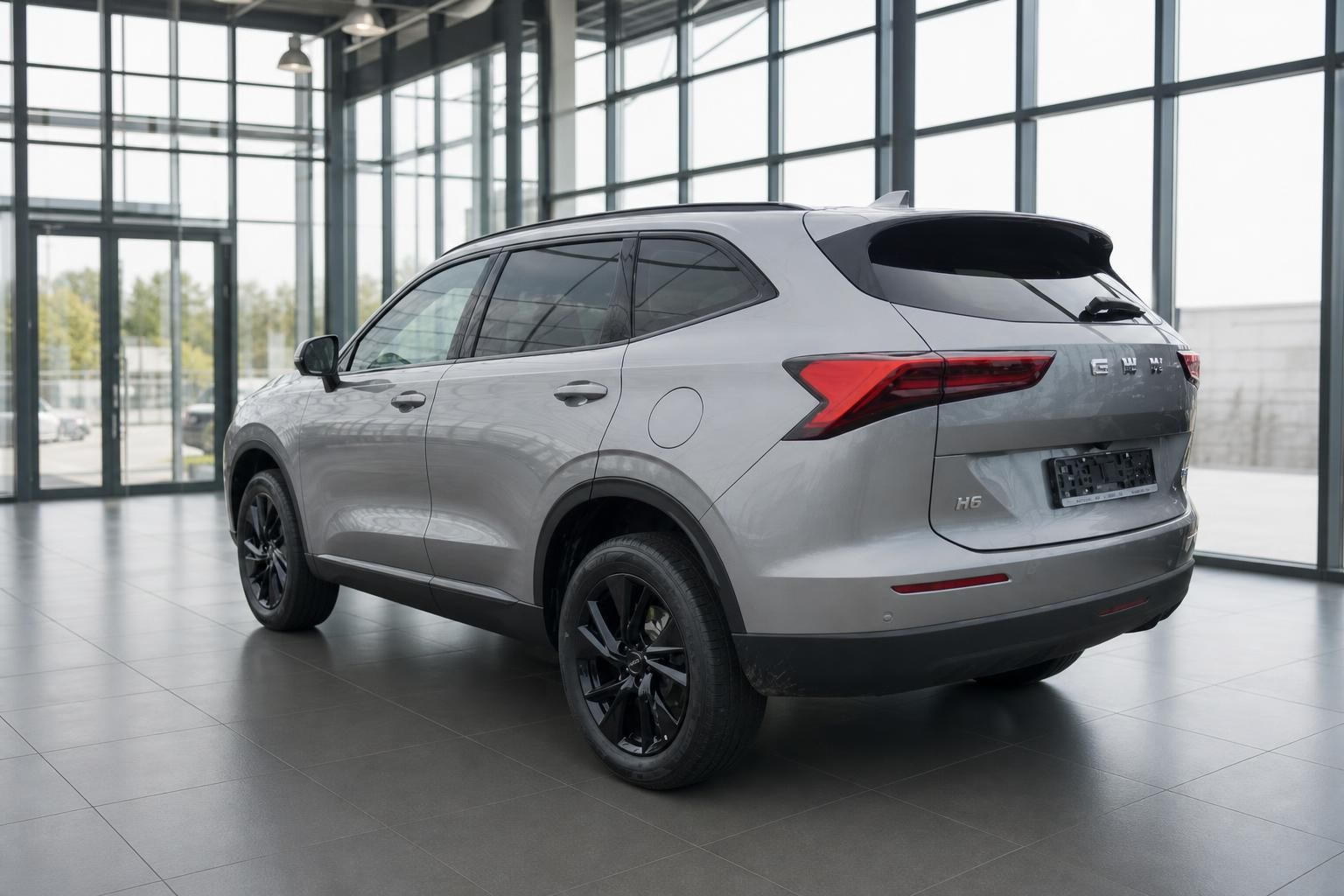 GWM Haval H6 SUV in Silber, Heckansicht im Autohaus-Showroom