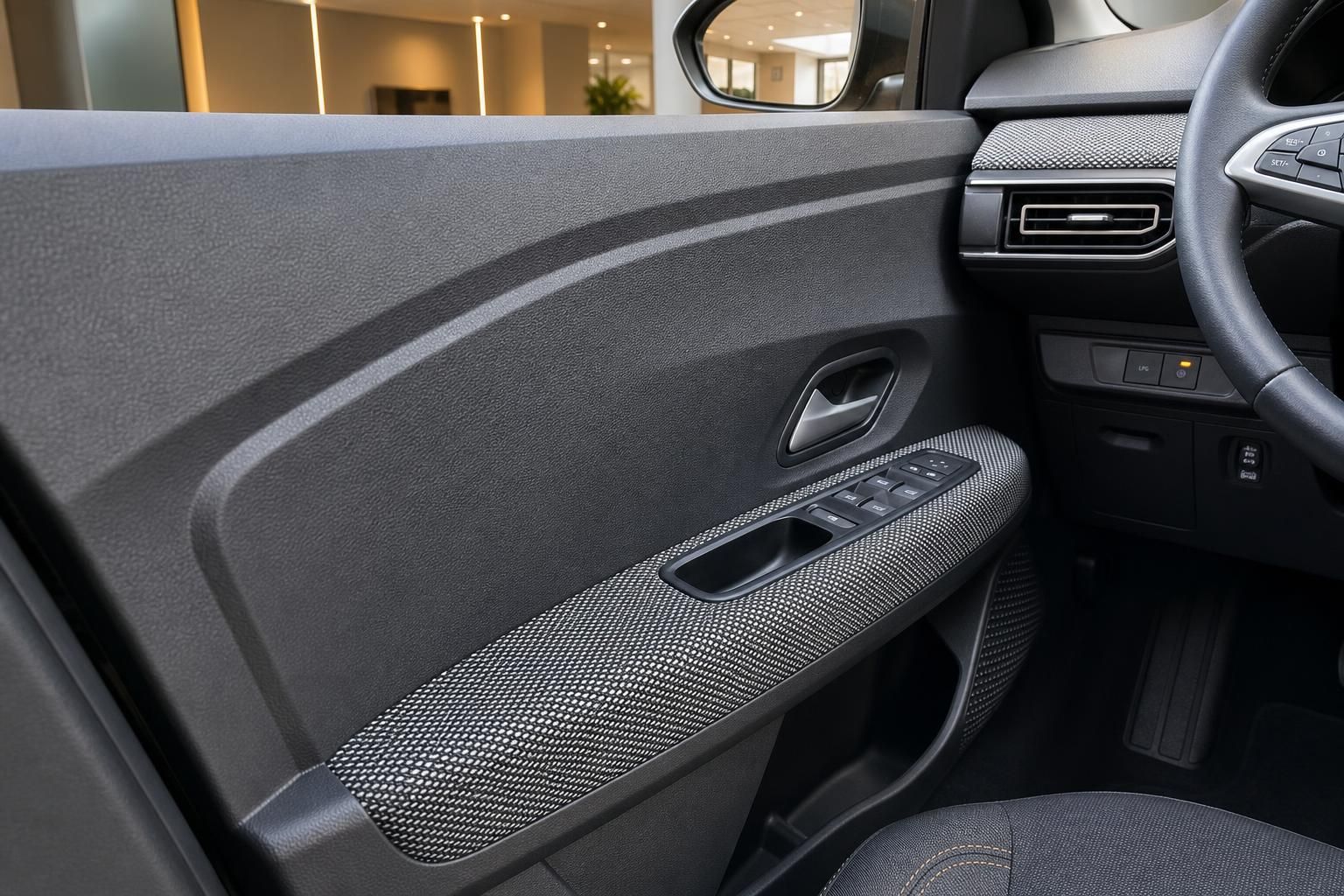 Dacia Türverkleidung mit Fensterheber und Lüftungsdüse im Detail