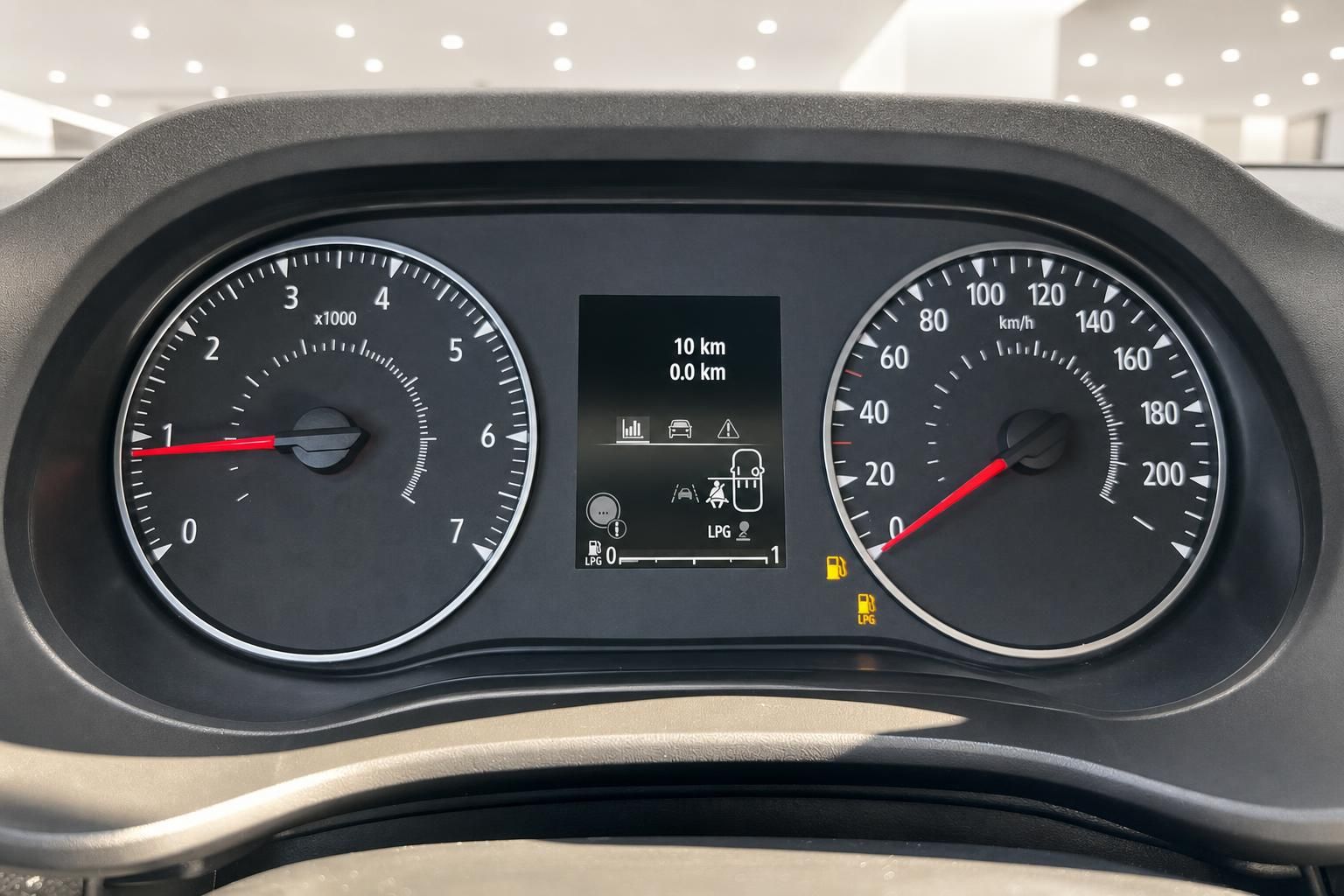 Tacho und Bordcomputer eines Fahrzeugs mit Kilometeranzeige und LPG-Anzeige