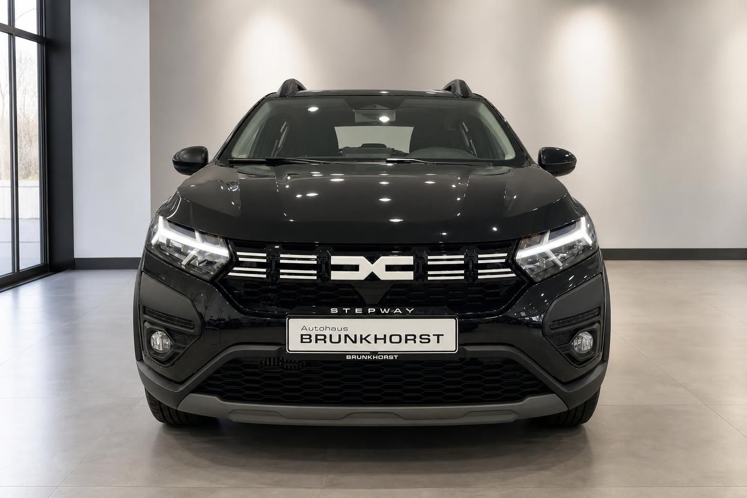 Dacia Sandero Stepway schwarz Frontansicht im Autohaus Brunkhorst