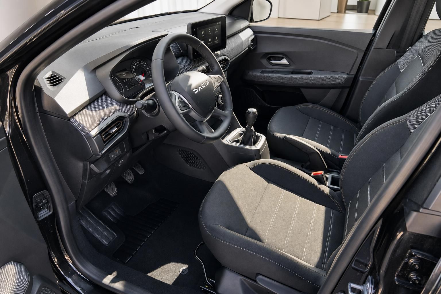 Dacia Sandero Innenraum mit Cockpit und Vordersitzen in Schwarz