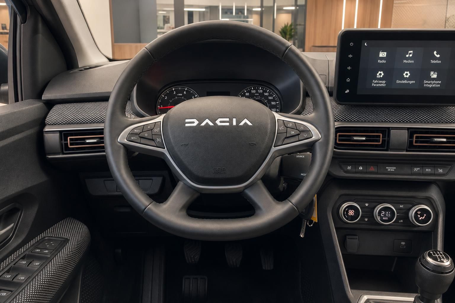 Dacia Lenkrad mit Tacho und Infotainment-Display im Cockpit