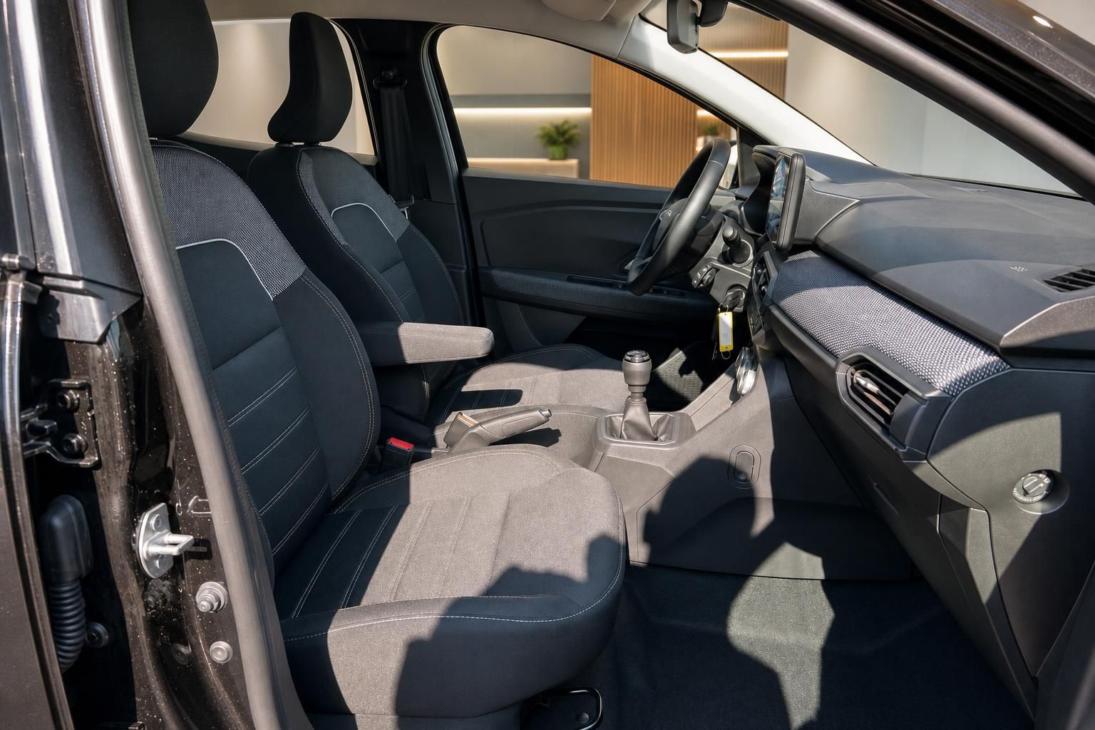 Dacia Fahrersitz und Mittelkonsole mit Schaltknüppel im Detail