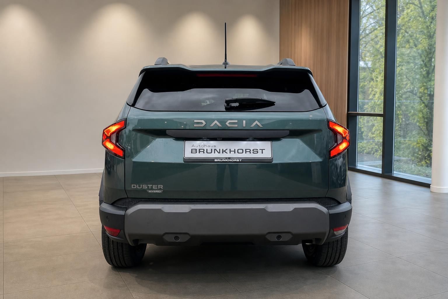Dacia Duster SUV Heckansicht grün metallic mit LED-Rücklichtern im Autohaus Showroom