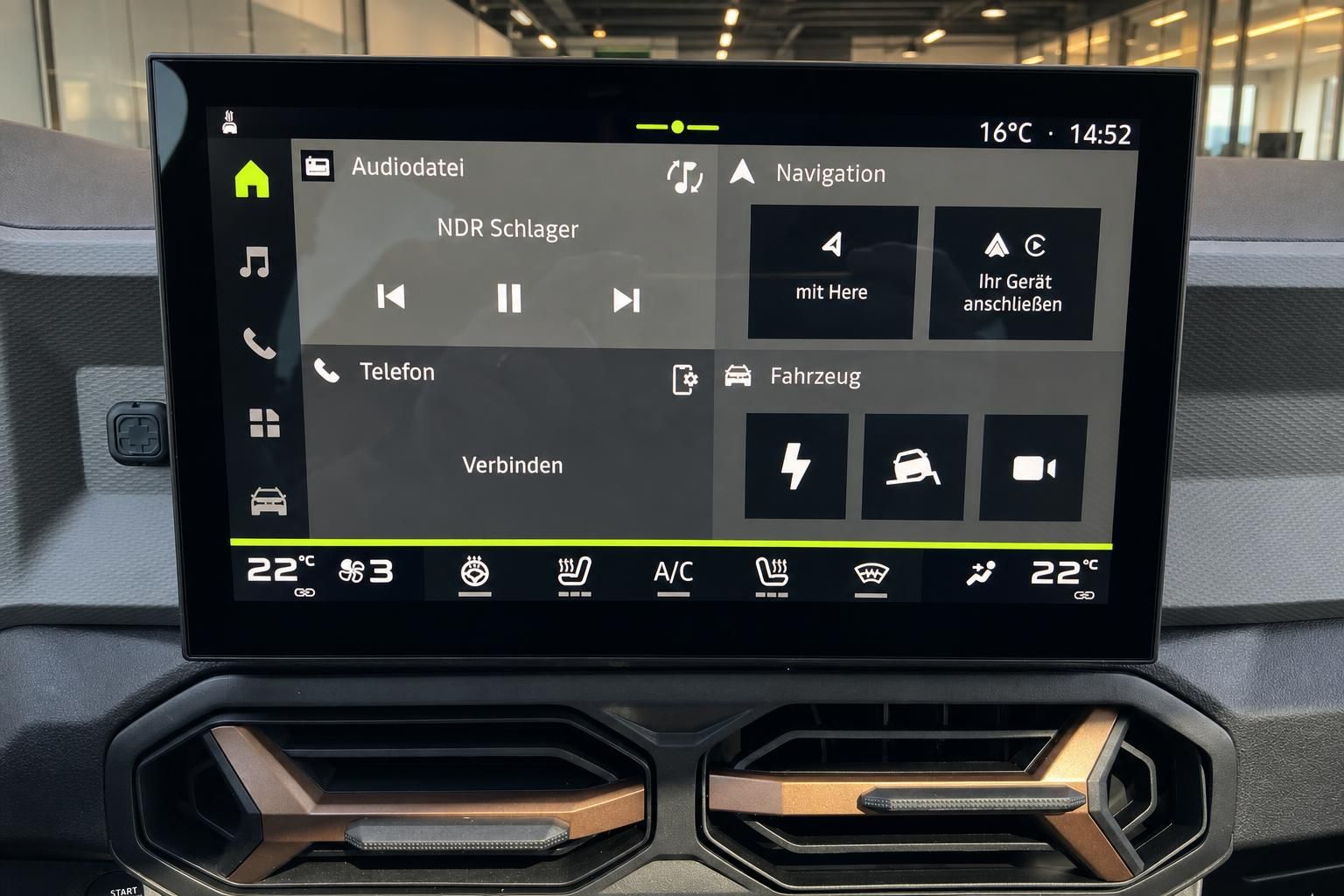 Fahrzeug Infotainment-Touchscreen mit Navigation, Telefon und Klimasteuerung