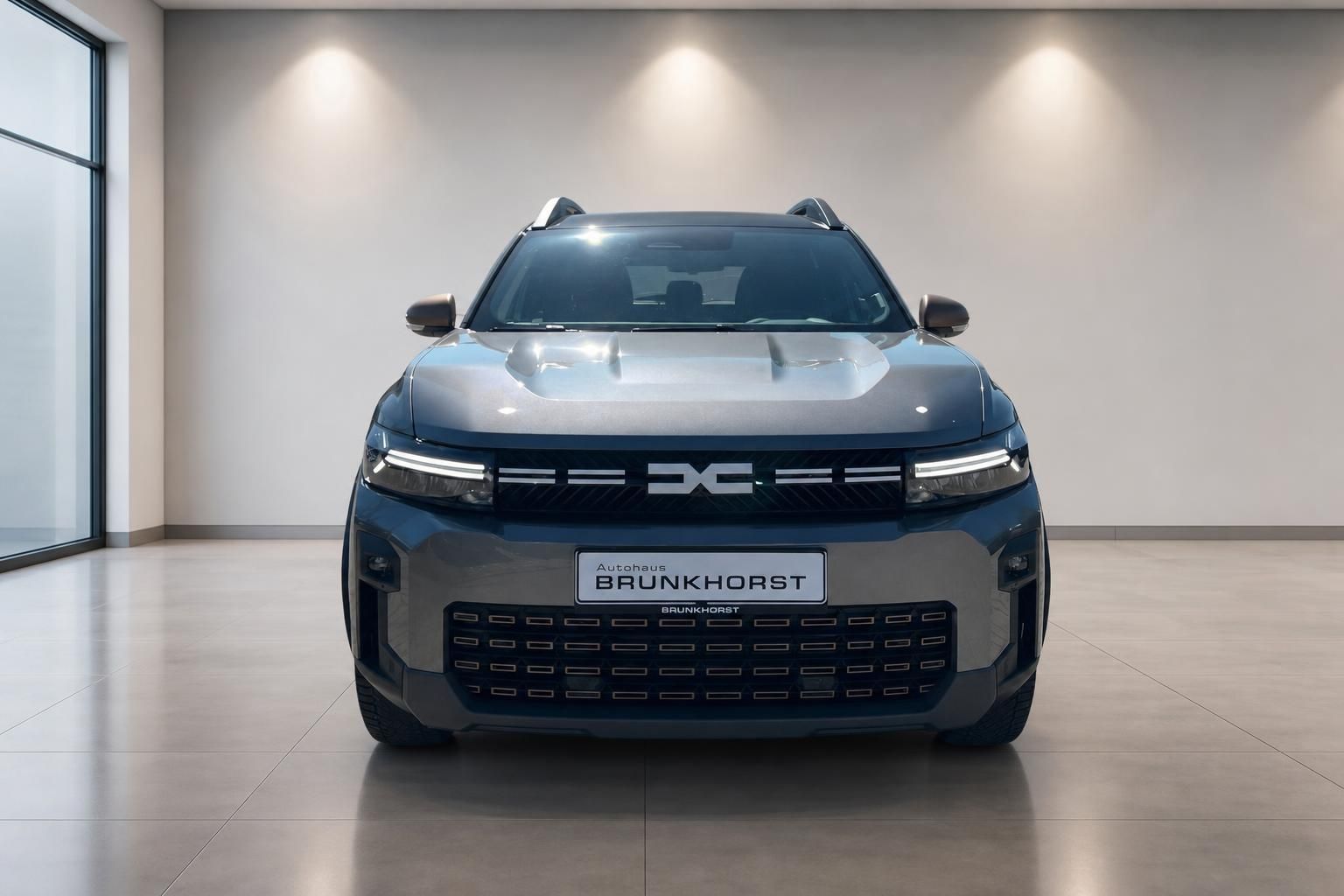 Dacia SUV Frontansicht in grau im Autohaus Brunkhorst Showroom