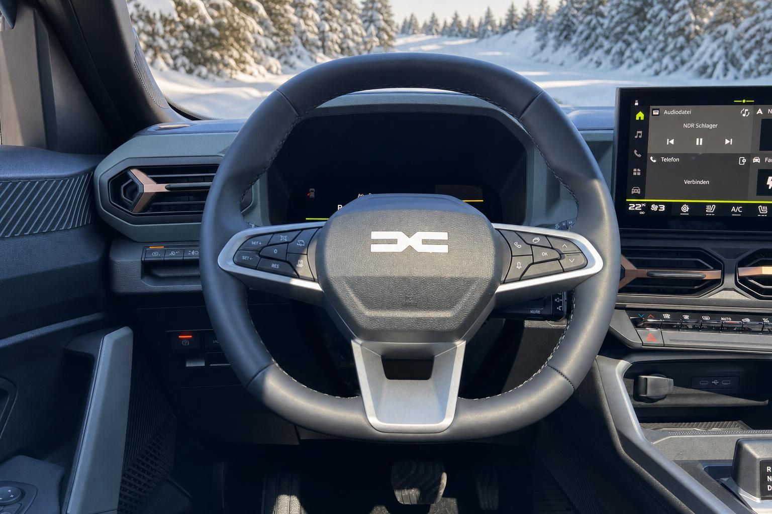 Auto Cockpit mit Lenkrad, Instrumententafel und Infotainment-Display in Winterlandschaft