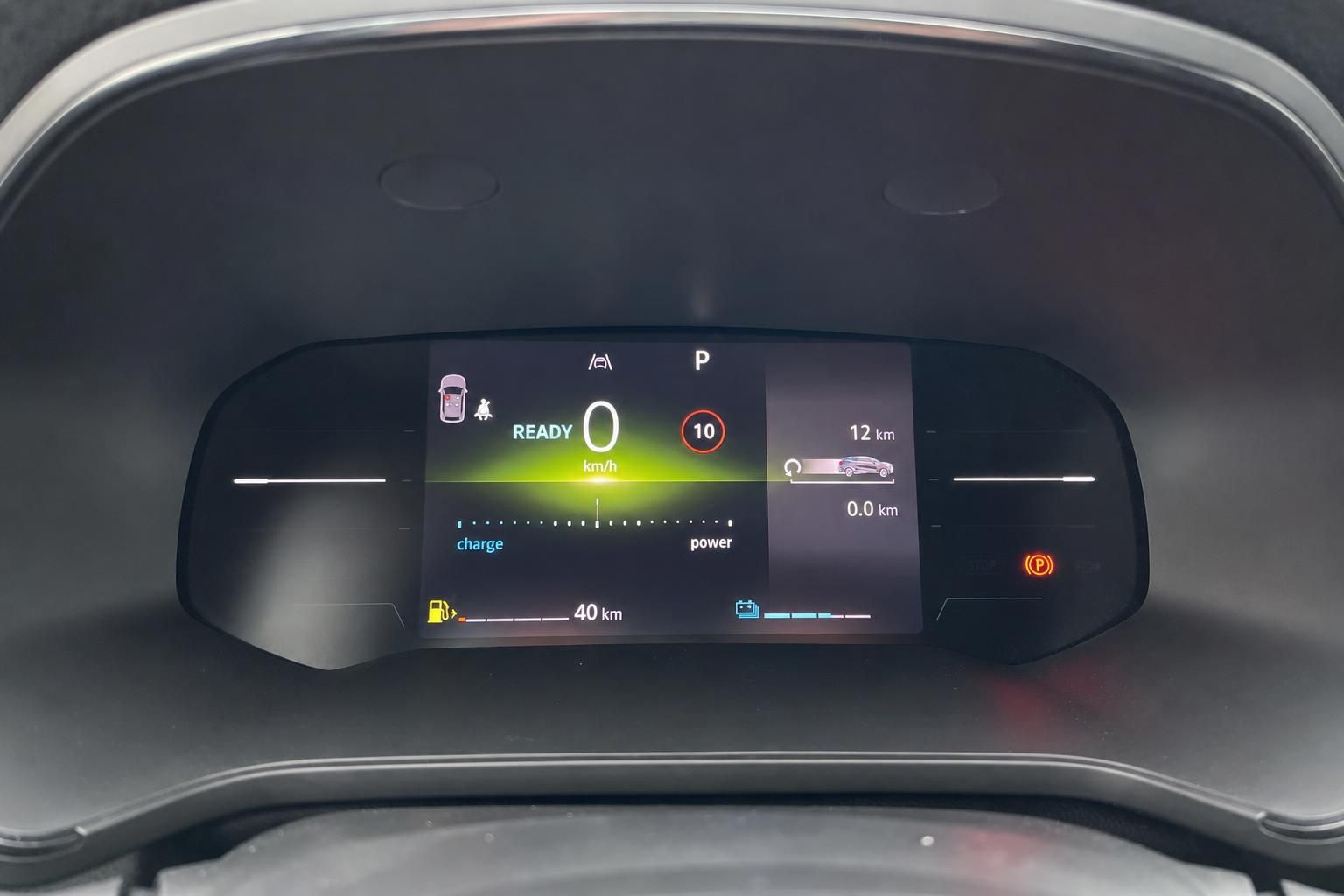 Digitales Armaturenbrett mit Ladeanzeige und Fahrzeugdisplay im Elektrofahrzeug