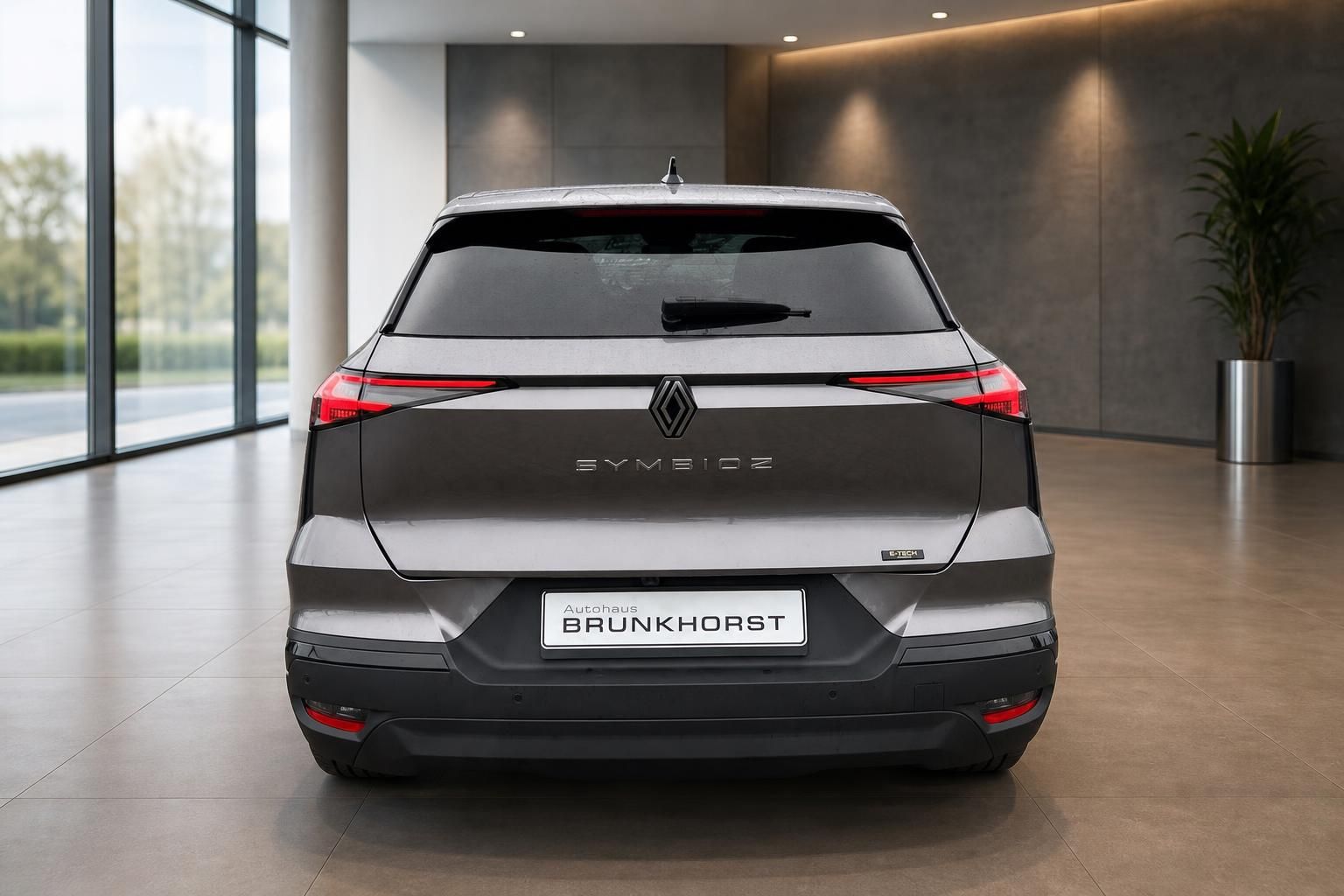Renault Symbios Heckansicht grauer Elektro-SUV im Autohaus-Showroom mit Modellschriftzug