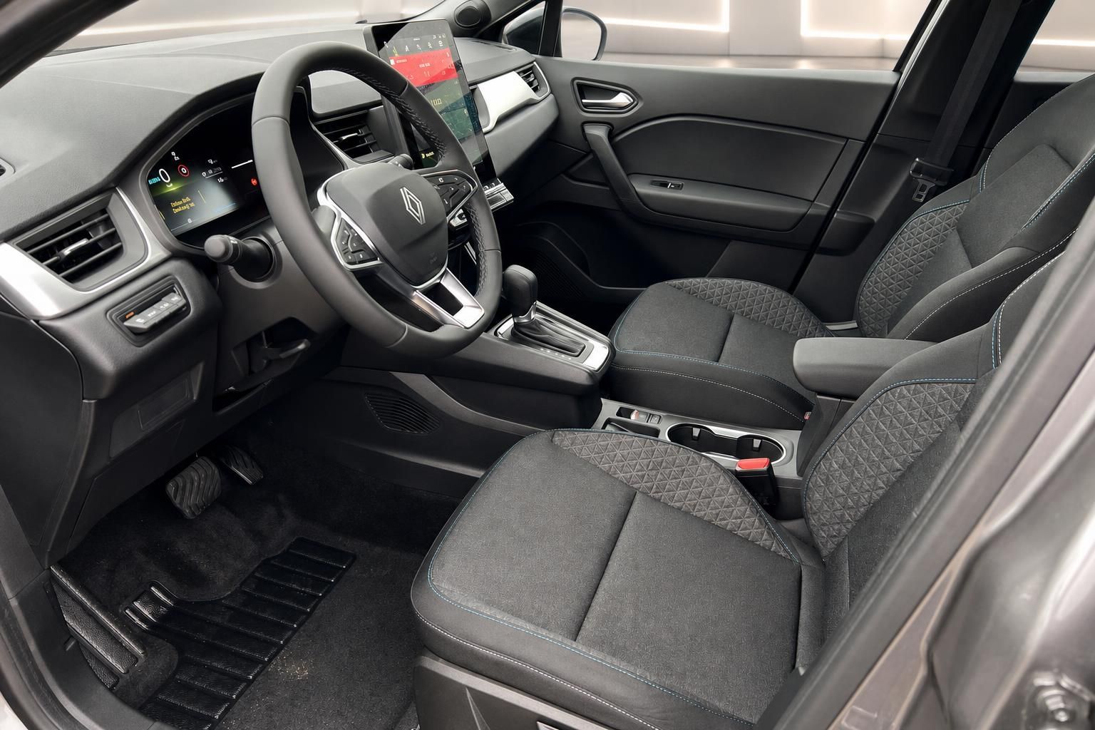 Renault Symbios Innenraum Fahrersitz mit Lenkrad und Mittelkonsole in grauer Ausstattung