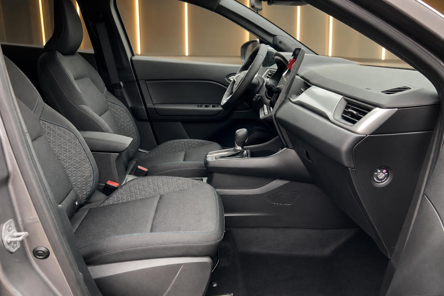 Moderner Fahrzeuginnenraum mit grauen Sitzen und Armaturenbrett im eleganten Design