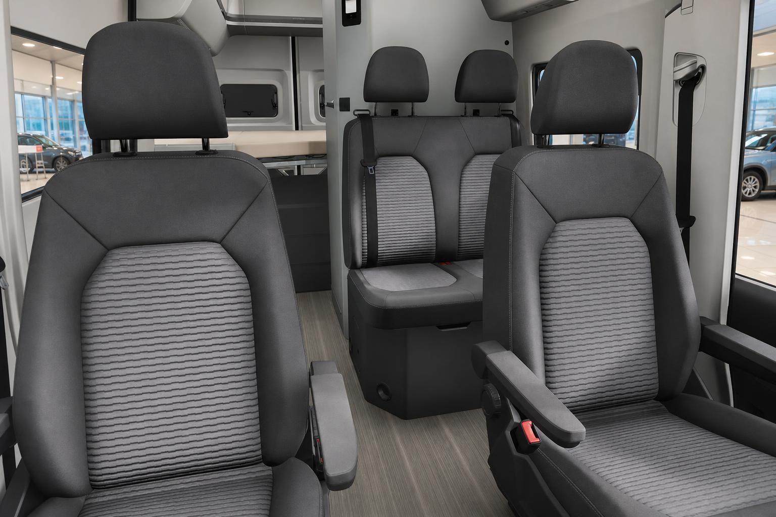 Innenraum VW Camper mit Einzelsitzen und Sitzbank im Fahrzeug