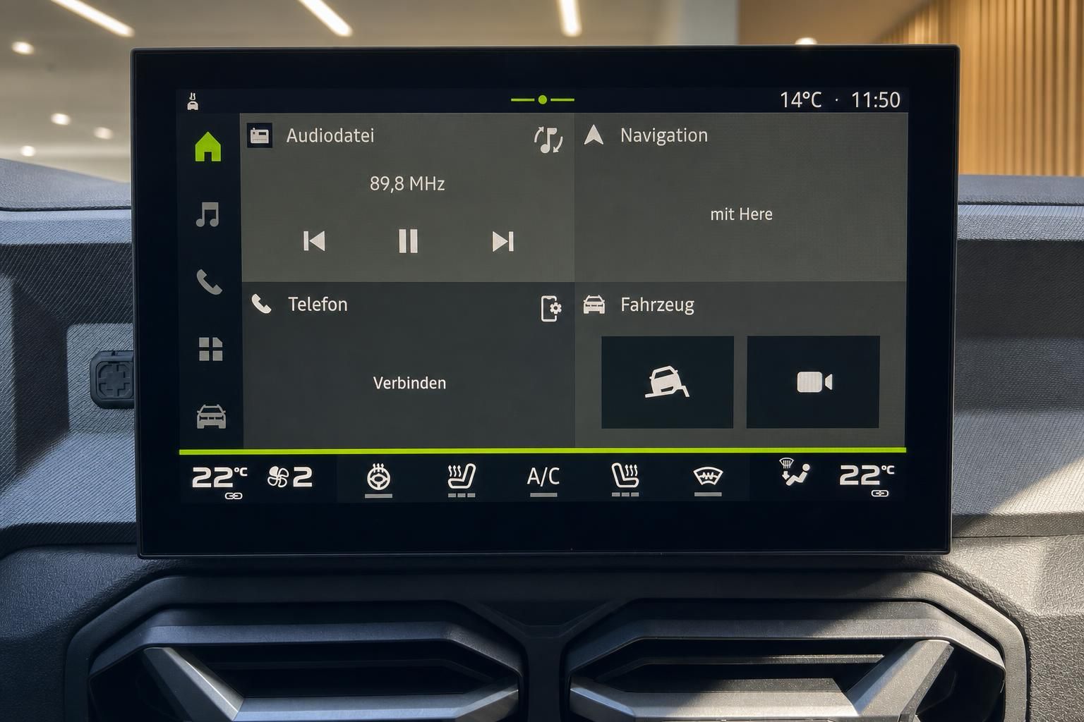 Touchscreen Infotainment-Display mit Navigationssystem und Klimasteuerung