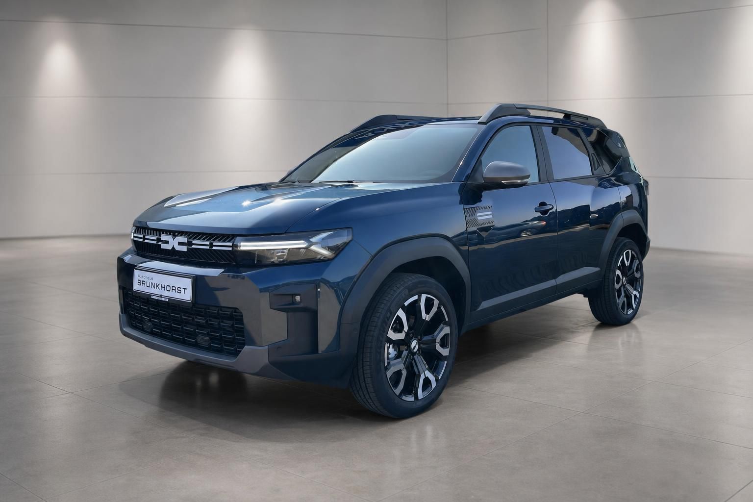 Dacia Bigster SUV in blau - Frontansicht im modernen Showroom bei Autohaus Brunkhorst