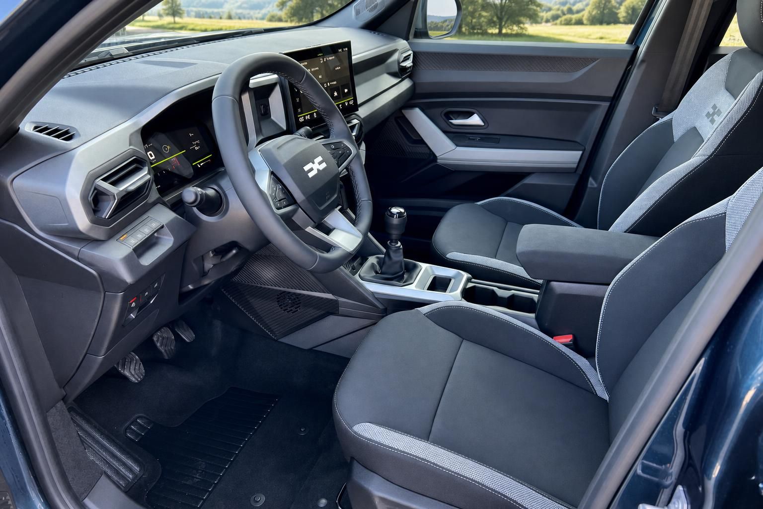 Dacia Bigster Innenraum mit Sportsitzen, Schaltknauf und Infotainment-Display