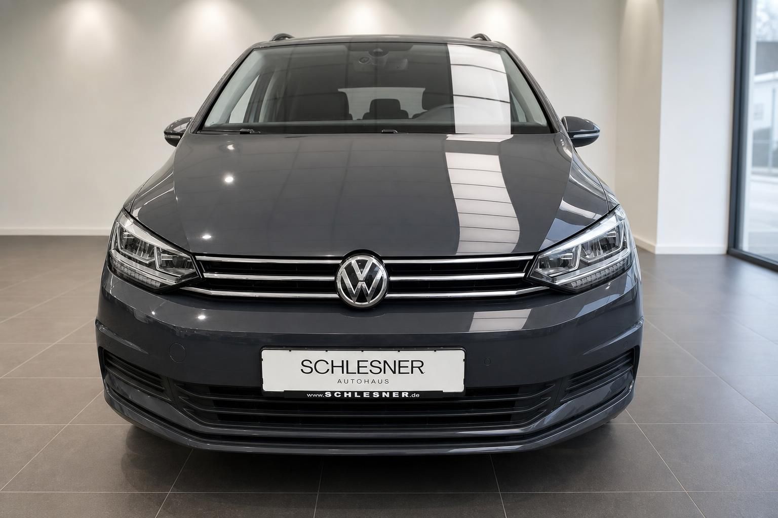 VW Touran Frontansicht in Anthrazit im Autohaus Schlesner