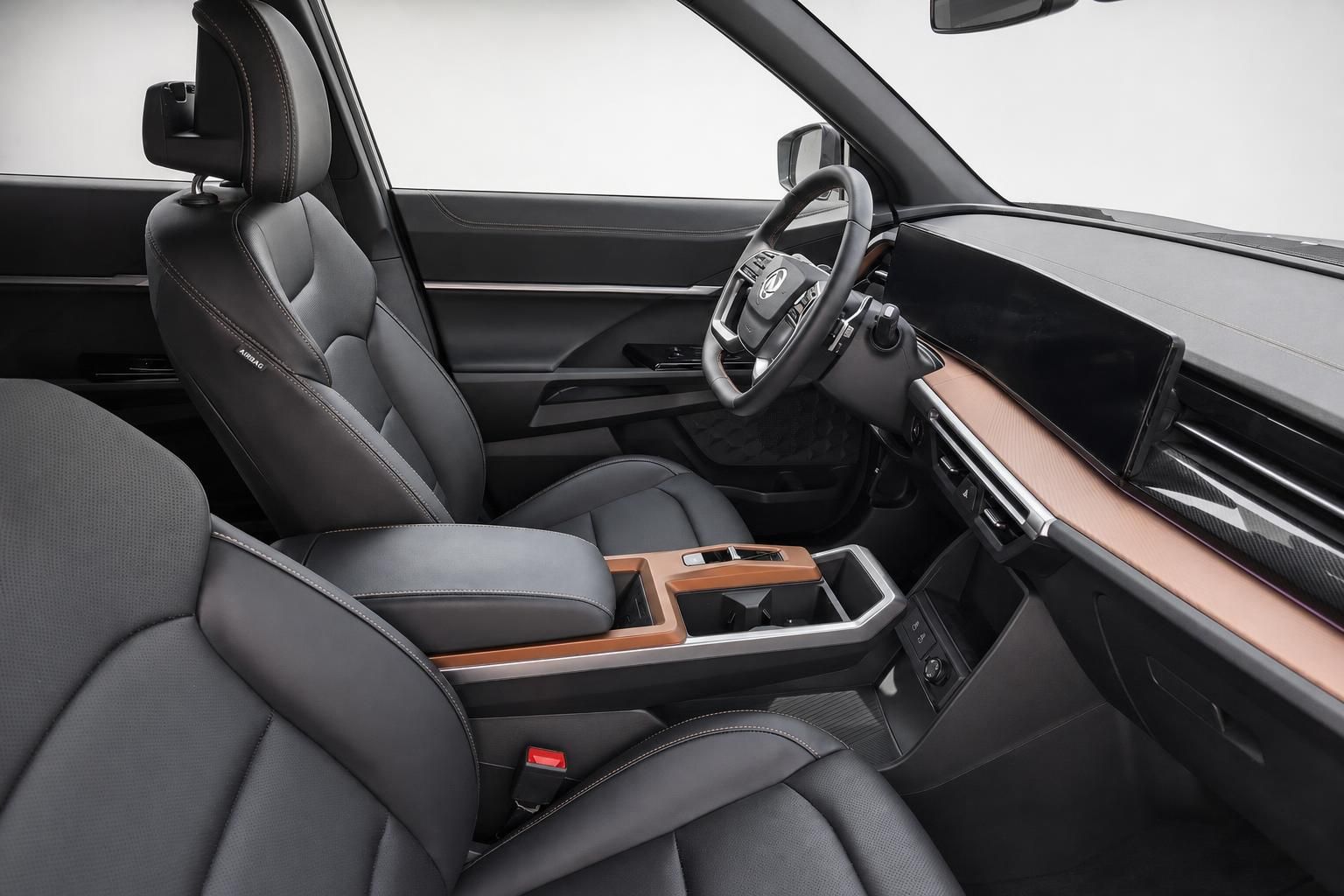 Fahrerseite Innenraum mit Lenkrad und Cockpit Display
