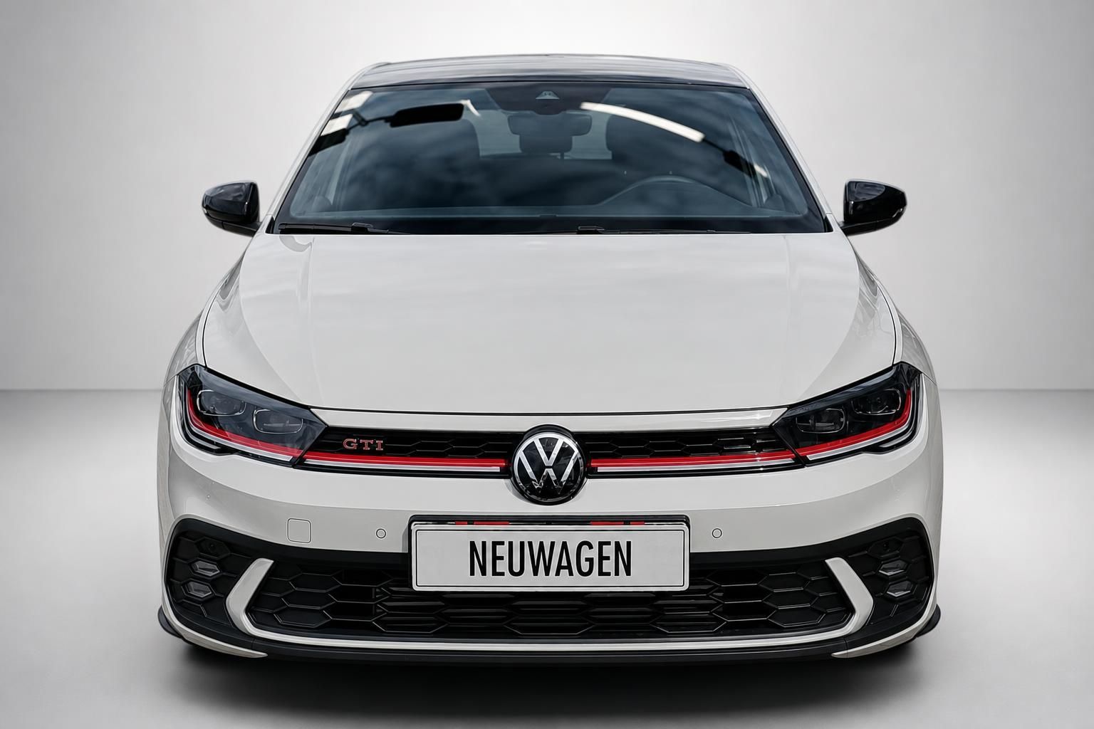 VW Polo GTI Frontansicht in Weiss mit LED-Scheinwerfern und Kuehlergrill