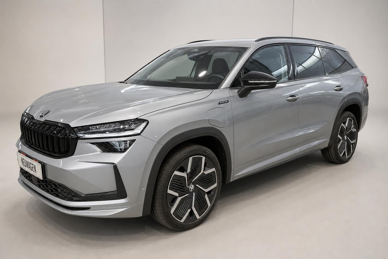 Skoda SUV in Silber, Frontansicht schräg im Studio
