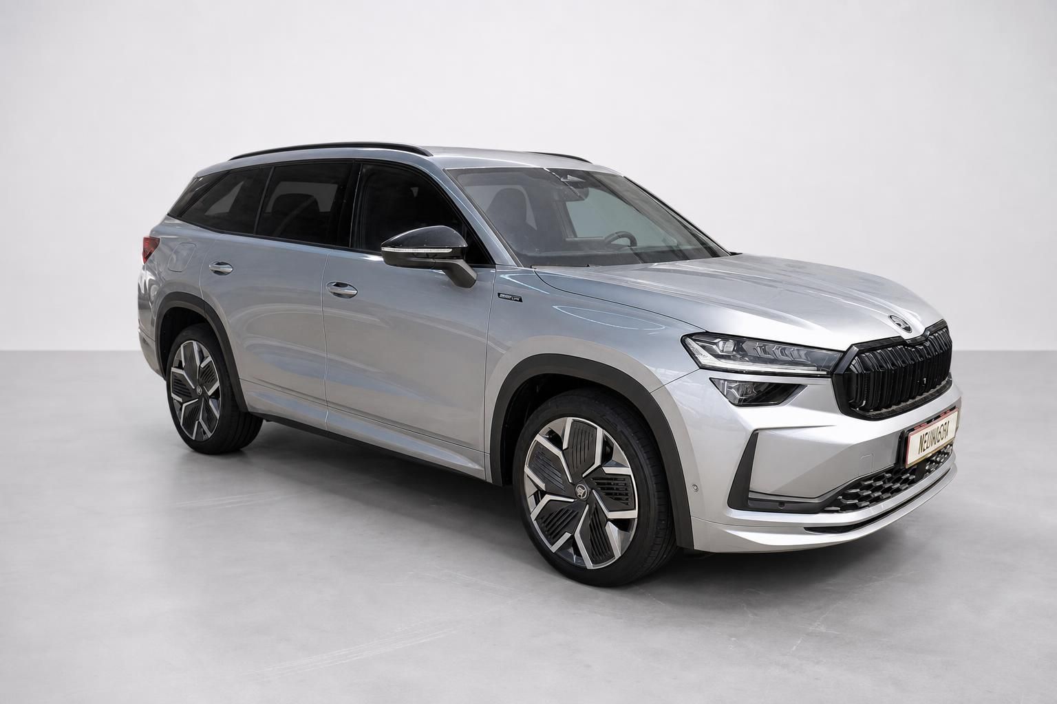 Skoda Kodiaq SUV in Silber, Frontansicht seitlich im Studio