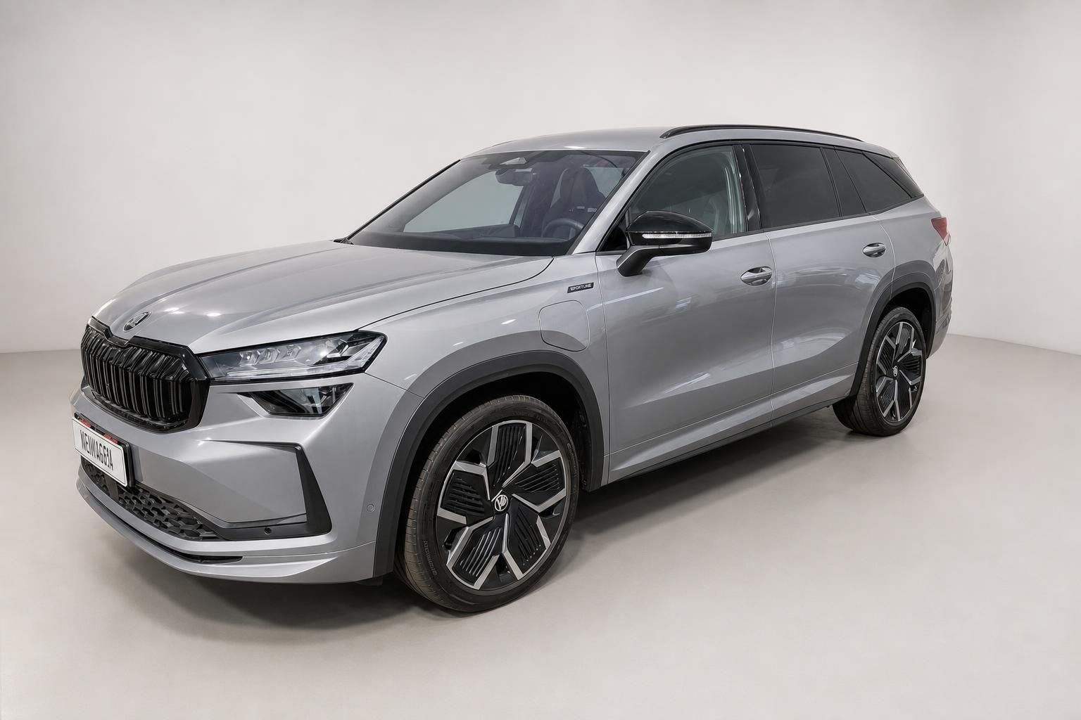 Skoda Kodiaq Sportline in Silber, Seitenansicht schräg vorne